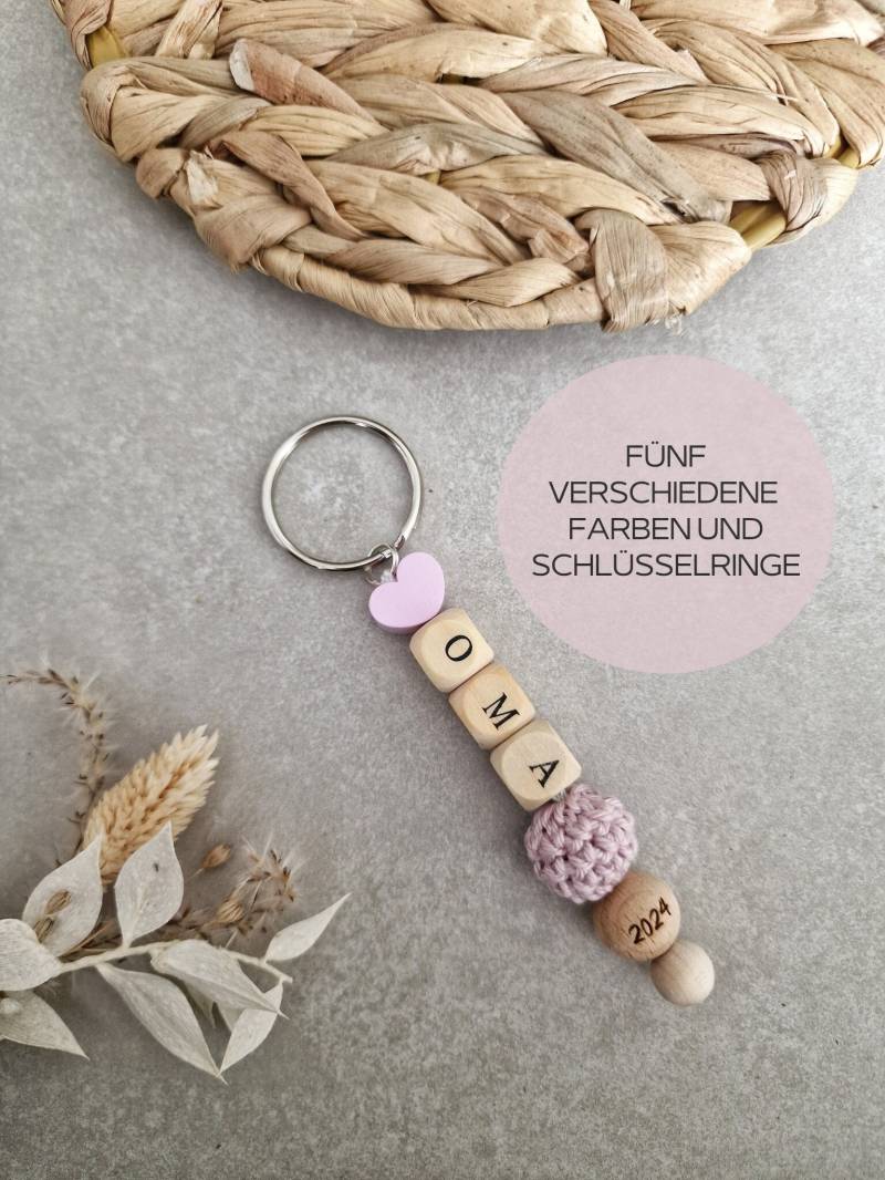 Oma 2026 Schlüsselanhänger | Personalisiert Mit Name Opa Großmutter Großvater Omi Opi Geschenk Herz Gehäkelt Perlen von KreativWolleShop