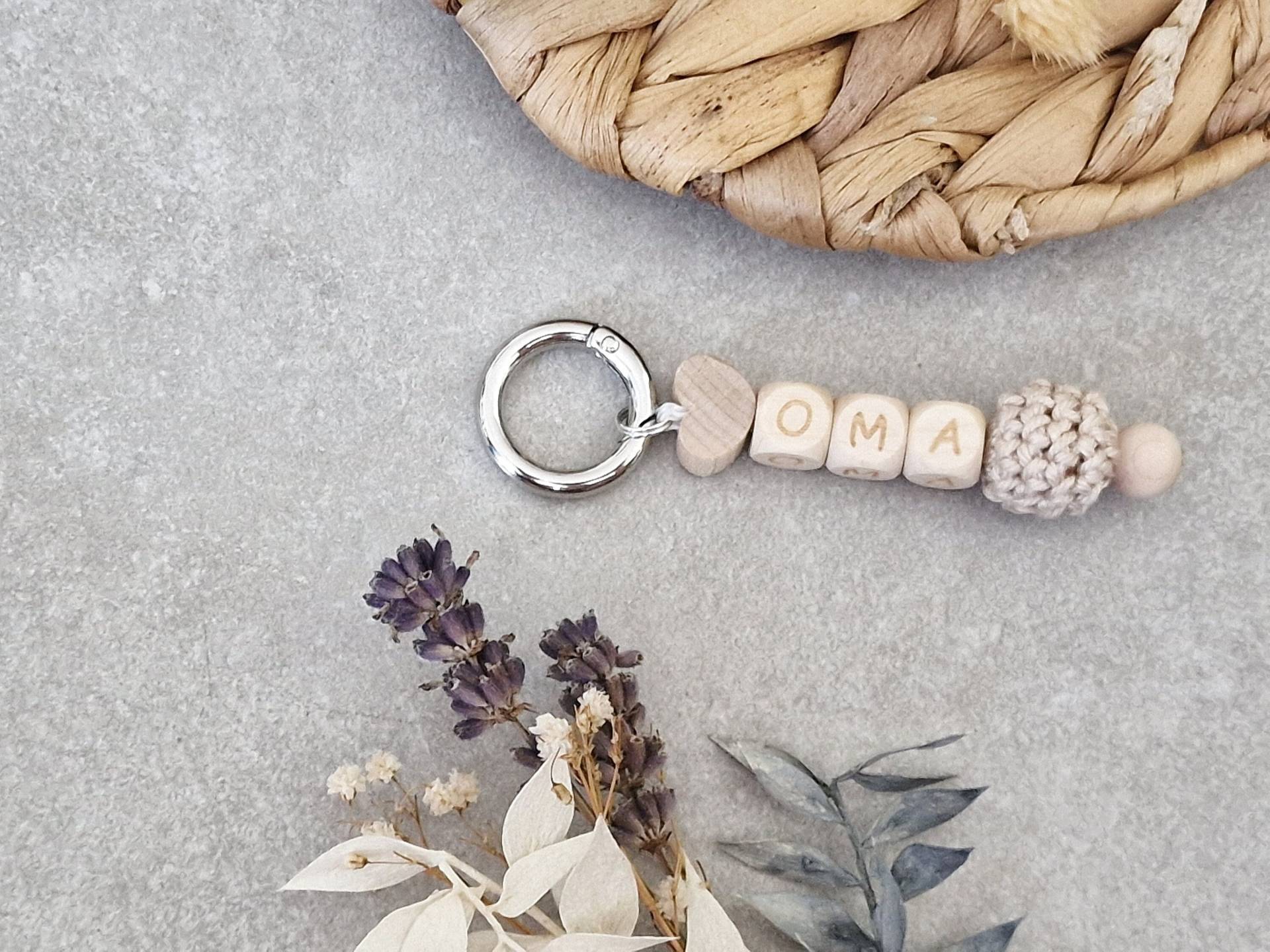 Oma Schlüsselanhänger | Geprägt Großmutter Omi Kleines Geschenk Herz Gehäkelt Perlen von KreativWolleShop