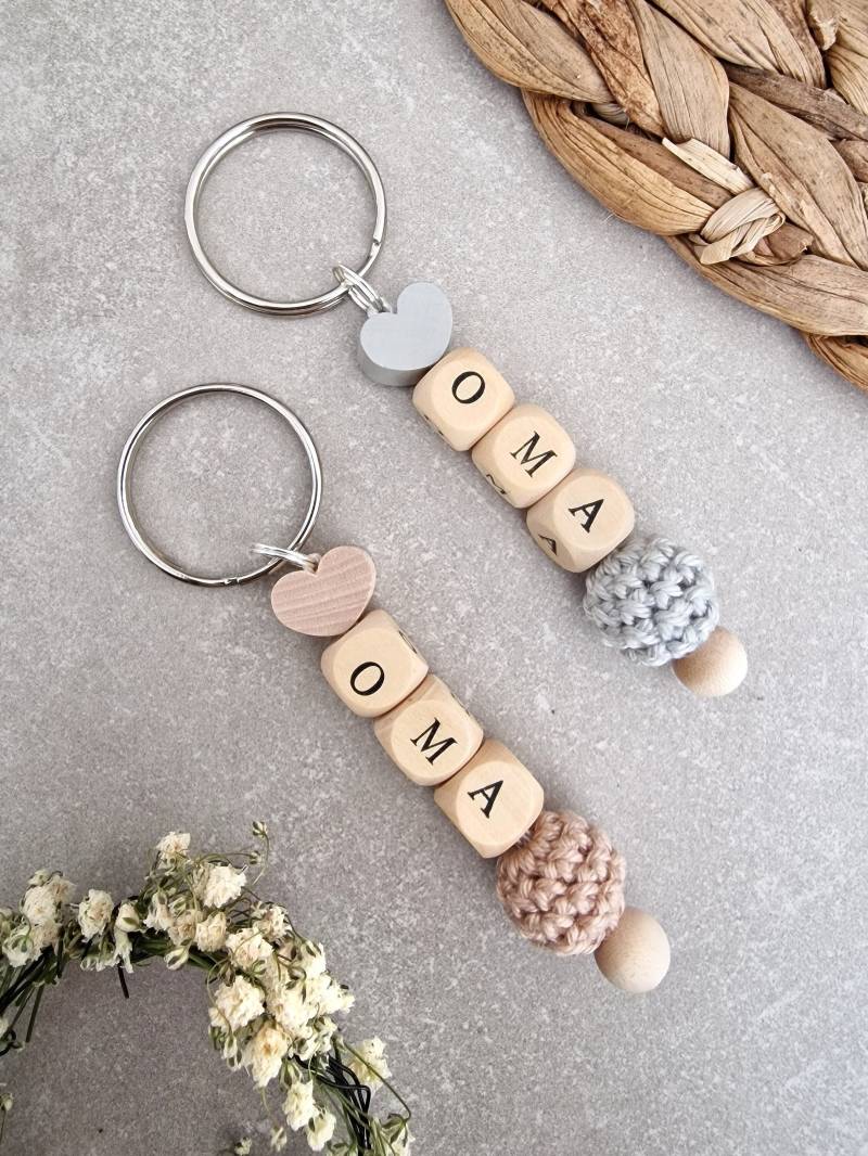 Oma Schlüsselanhänger | Großmutter Omi Geschenk Herz Perlen Bedruckt Gehäkelt von KreativWolleShop