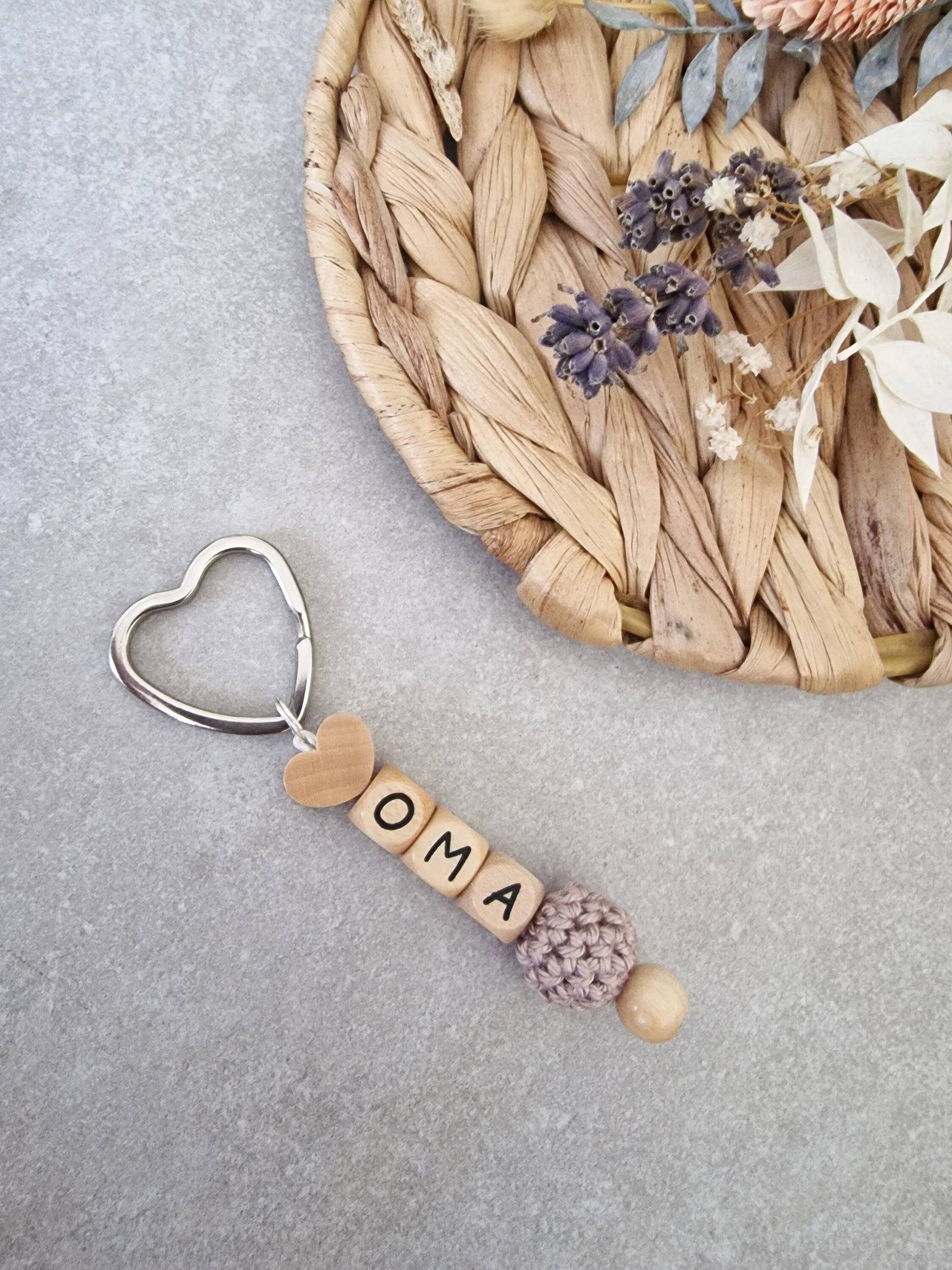 Oma Schlüsselanhänger | Lackiert Geprägt Großmutter Omi Kleines Geschenk Herz Gehäkelt Perlen von KreativWolleShop