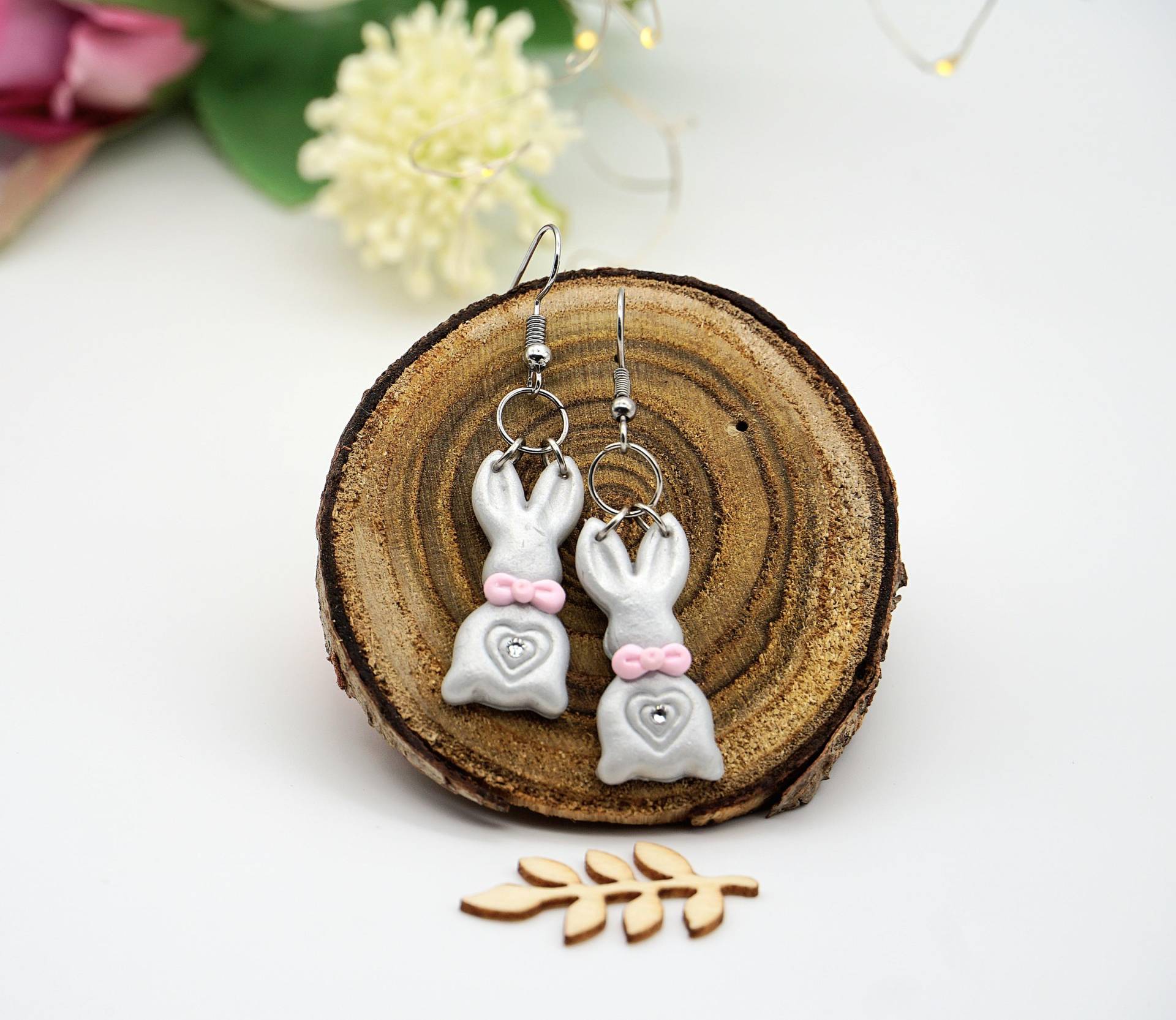 Handgefertigte Hasen-Ohrringe - Silberne Fimo Oster-Ohrringe Mit Herz & Schleife Geschenkidee Handgefertigte Hasen-Ohrringe - Silberne Fimo Oster-Ohrringe Mit Herz & Schleife Geschenkidee von KreativZauber