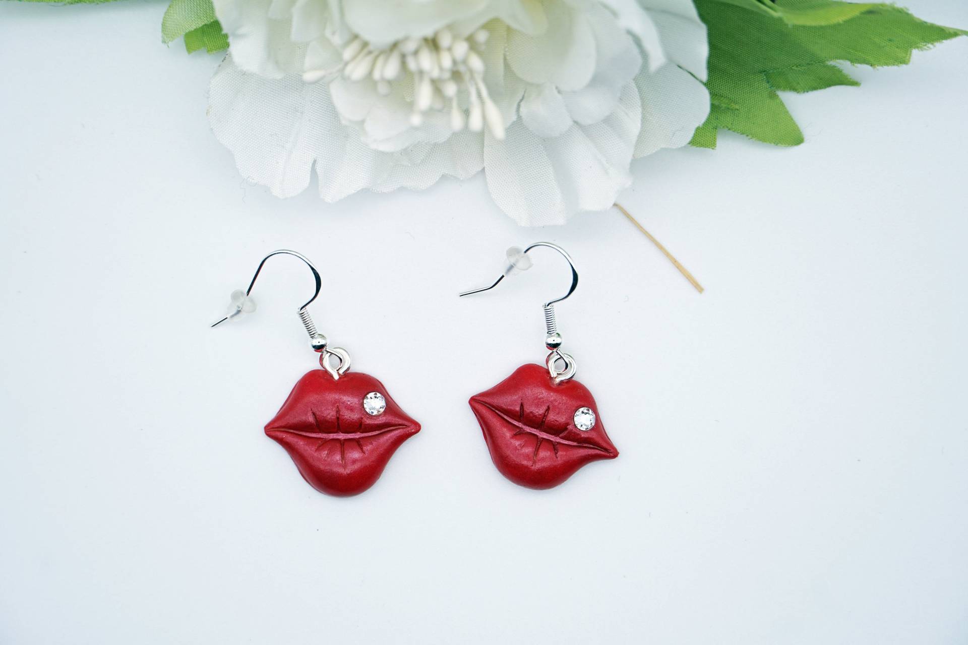 Handgefertigte Lippen-Ohrringe - Rote Fimo Ohrringe Mit Strass Statement Schmuck Leichte Polymer Clay Handgefertigte Lippen-Ohrringe - Rote Fimo Ohrringe Mit Strass Statement Schmuck Leichte Polymer Clay von KreativZauber