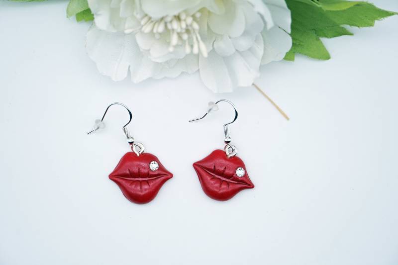 Handgefertigte Lippen-Ohrringe - Rote Fimo Ohrringe Mit Strass Statement Schmuck Leichte Polymer Clay Handgefertigte Lippen-Ohrringe - Rote Fimo Ohrringe Mit Strass Statement Schmuck Leichte Polymer Clay von KreativZauber