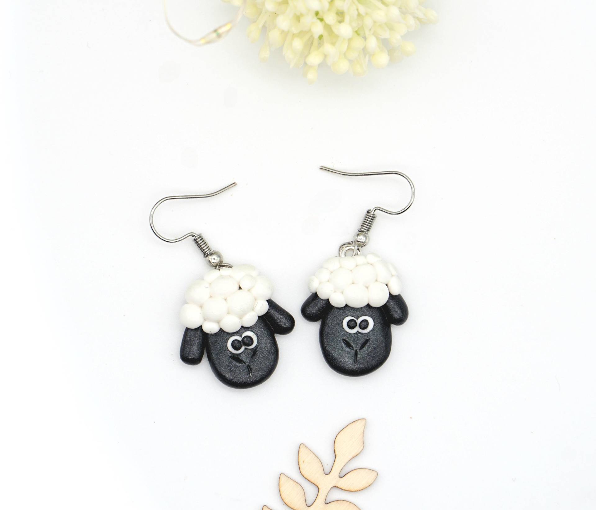 Handgefertigte Schaf-Ohrringe - Niedlicher Tier-Schmuck Aus Fimo Handgefertigte Schaf-Ohrringe - Niedlicher Tier-Schmuck Aus Fimo von KreativZauber