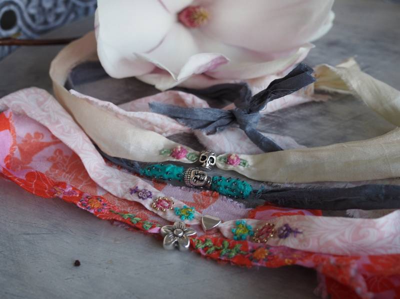 Armband, Wickelarmband, Seidenarmband Mit Charms, Armband Stickereien, Bohostil, Textiles Freundschaftsarmband Armband, Wickelarmband, Seidenarmband Mit Charms, Armband Stickereien, Bohostil, Textiles Freundschaftsarmband von KreativatelierCocon