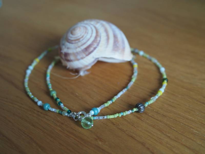 Filigrane Halskette Mit Delica Miyuki Beads, Glasperlen, Glastropfen, Verschluss Versilbert, Länge 52 cm, Grüntonig Filigrane Halskette Mit Delica Miyuki Beads, Glasperlen, Glastropfen, Verschluss Versilbert, Länge 52 cm, Grüntonig von KreativatelierCocon