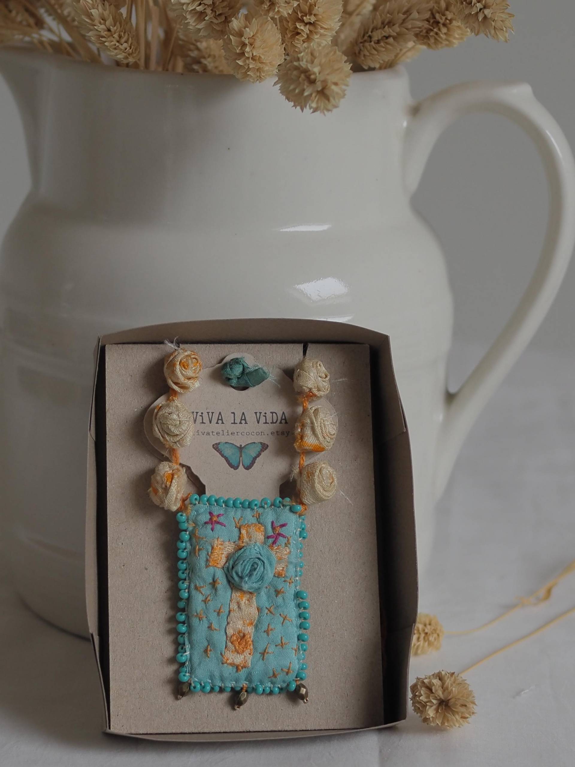 Halskette, Seidenrosen, Geflochtene Leinenkette Mit Anhänger, Kreuzanhänger Bestickt, Bohostil, Textilschmuck, Kette Beadwork Halskette, Seidenrosen, Geflochtene Leinenkette Mit Anhänger, Kreuzanhänger Bestickt, Bohostil, Textilschmuck, Kette Beadwork von KreativatelierCocon