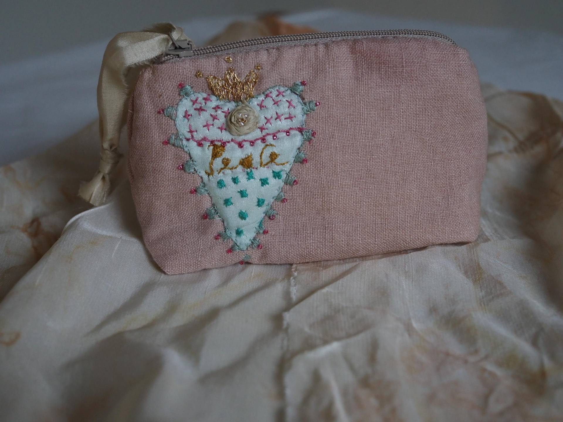 Kulturbeutel, Leinenbeutel, Herz Mit Krone, Kulturbeutel Gequiltet, Necessaire, Etui, Stoffbeutel, Naturgefärbt, Textilbeutel Bestickt Kulturbeutel, Leinenbeutel, Herz Mit Krone, Kulturbeutel Gequiltet, Necessaire, Etui, Stoffbeutel, Naturgefärbt, Textilbeutel Bestickt von KreativatelierCocon