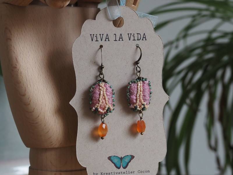 Textile Hängeohrringe, Hängeohrringe Blüten, Textiler Hängeohrringeschuck, Textilschmuck Ohrschmuck, Bestickte Blütenschmuck Textile Hängeohrringe, Hängeohrringe Blüten, Textiler Hängeohrringeschuck, Textilschmuck Ohrschmuck, Bestickte Blütenschmuck von KreativatelierCocon