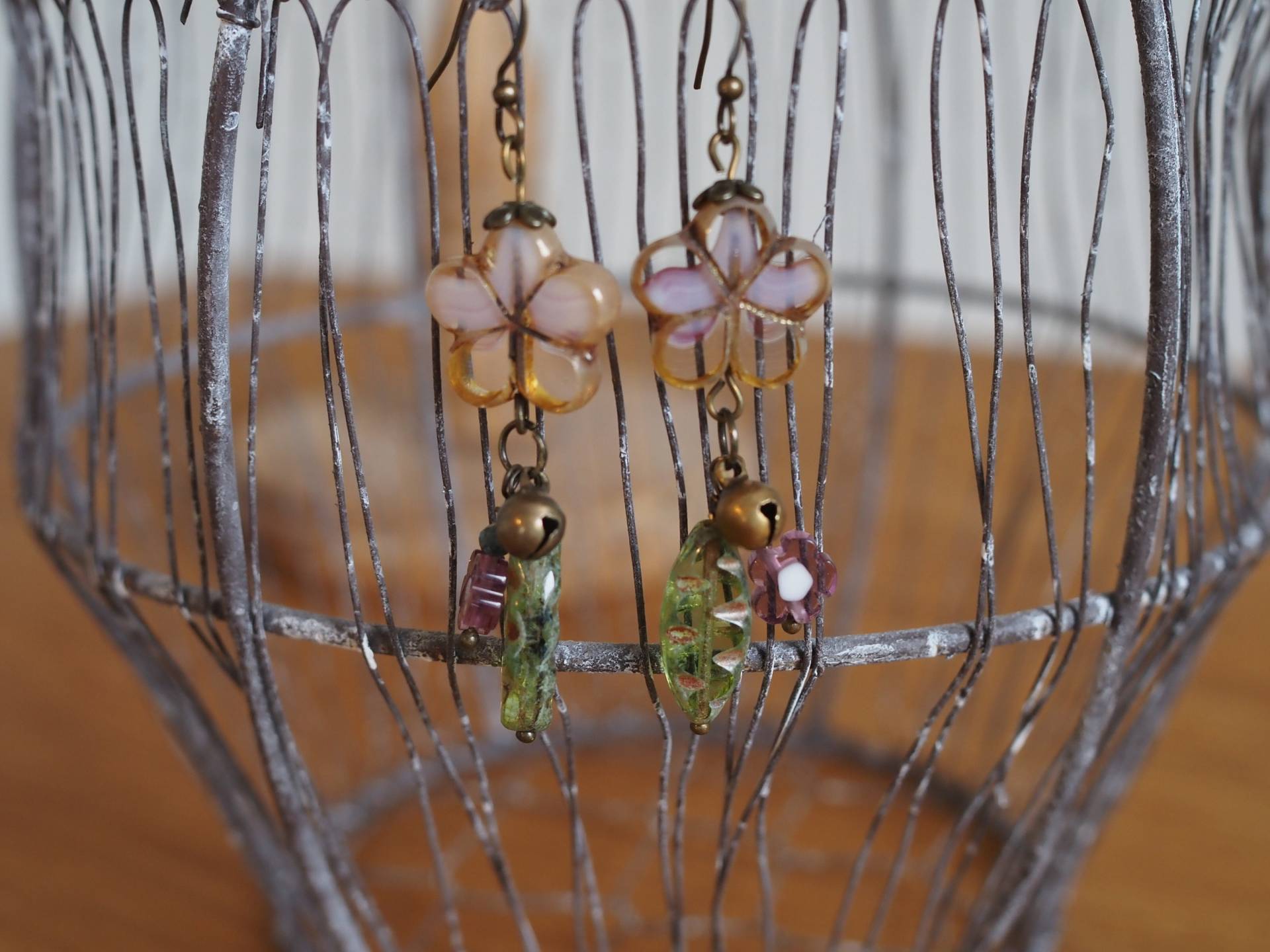 Verspielter Ohrschmuck Mit Lila Glaslume, Glasperlen, Vintage Bronze Glöcklein Und Turmalinperlen. Haken Vintage Bronze, Länge 6, 7 cm Verspielter Ohrschmuck Mit Lila Glaslume, Glasperlen, Vintage Bronze Glöcklein Und Turmalinperlen. Haken Vintage Bronze, Länge 6, 7 cm von KreativatelierCocon