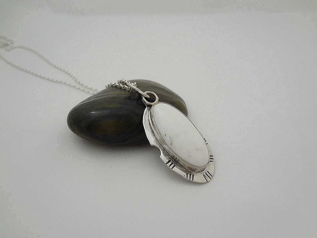 Jade Weiß Howlith Halskette, Silber, Edelsteinhalskette Jade Weiß Howlith Halskette, Silber, Edelsteinhalskette von KreativeCoco