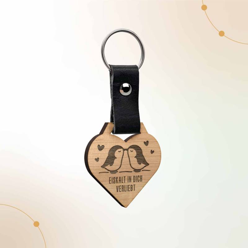 Pinguin Schlüsselanhänger Herz Aus Edelholz Mit Süßer „Eiskalt in Dich Verliebt" Gravur | Geschenkideen Jahrestag Valentinstag Für Sie & Ihn Pinguin Schlüsselanhänger Herz Aus Edelholz Mit Süßer „Eiskalt in Dich Verliebt" Gravur | Geschenkideen Jahrestag Valentinstag Für Sie & Ihn von KreativeGeschenke24