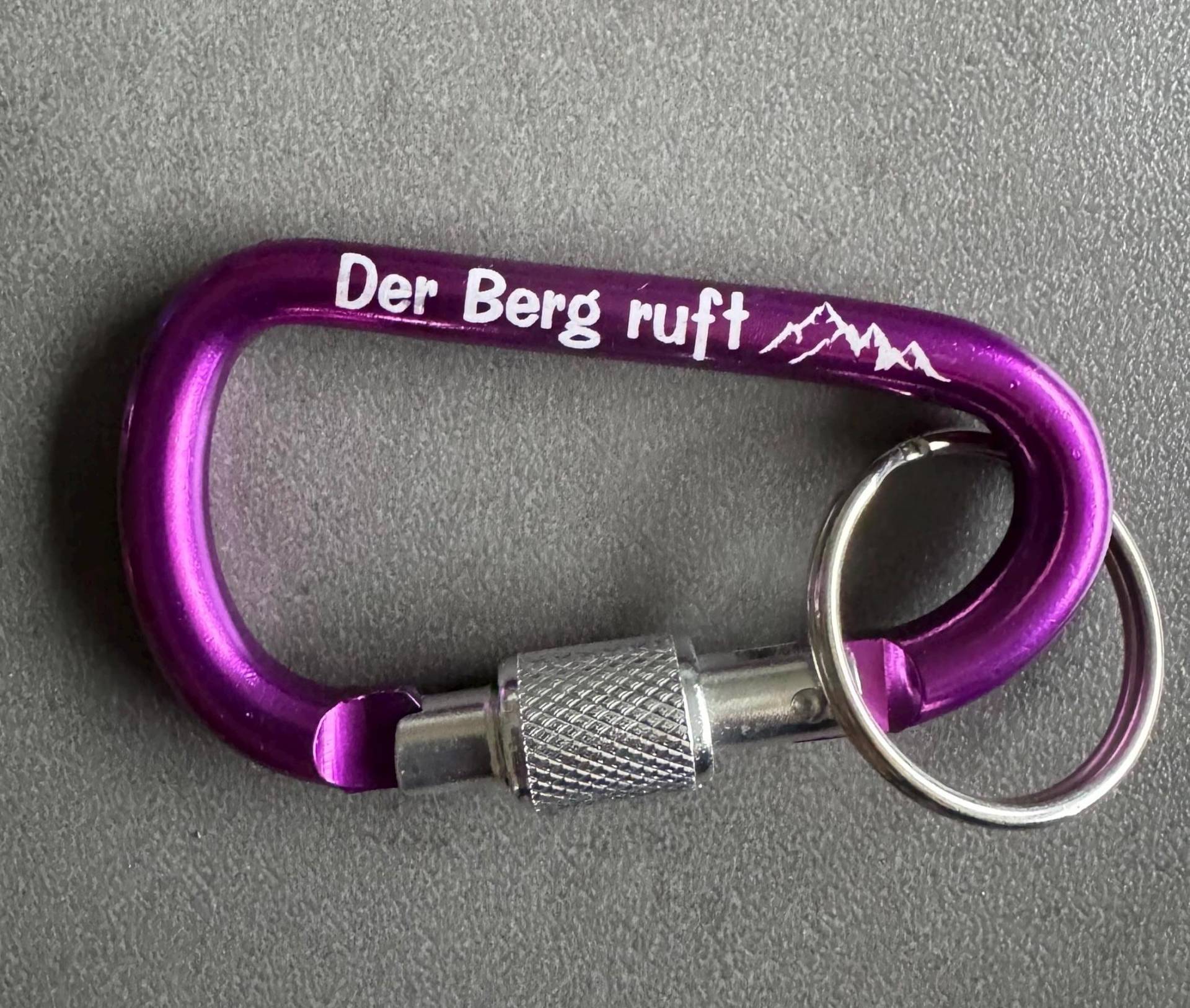Karabiner Mit Schraube Personalisierbar, Schlüsselanhänger in Lila von KreativeLaserbude