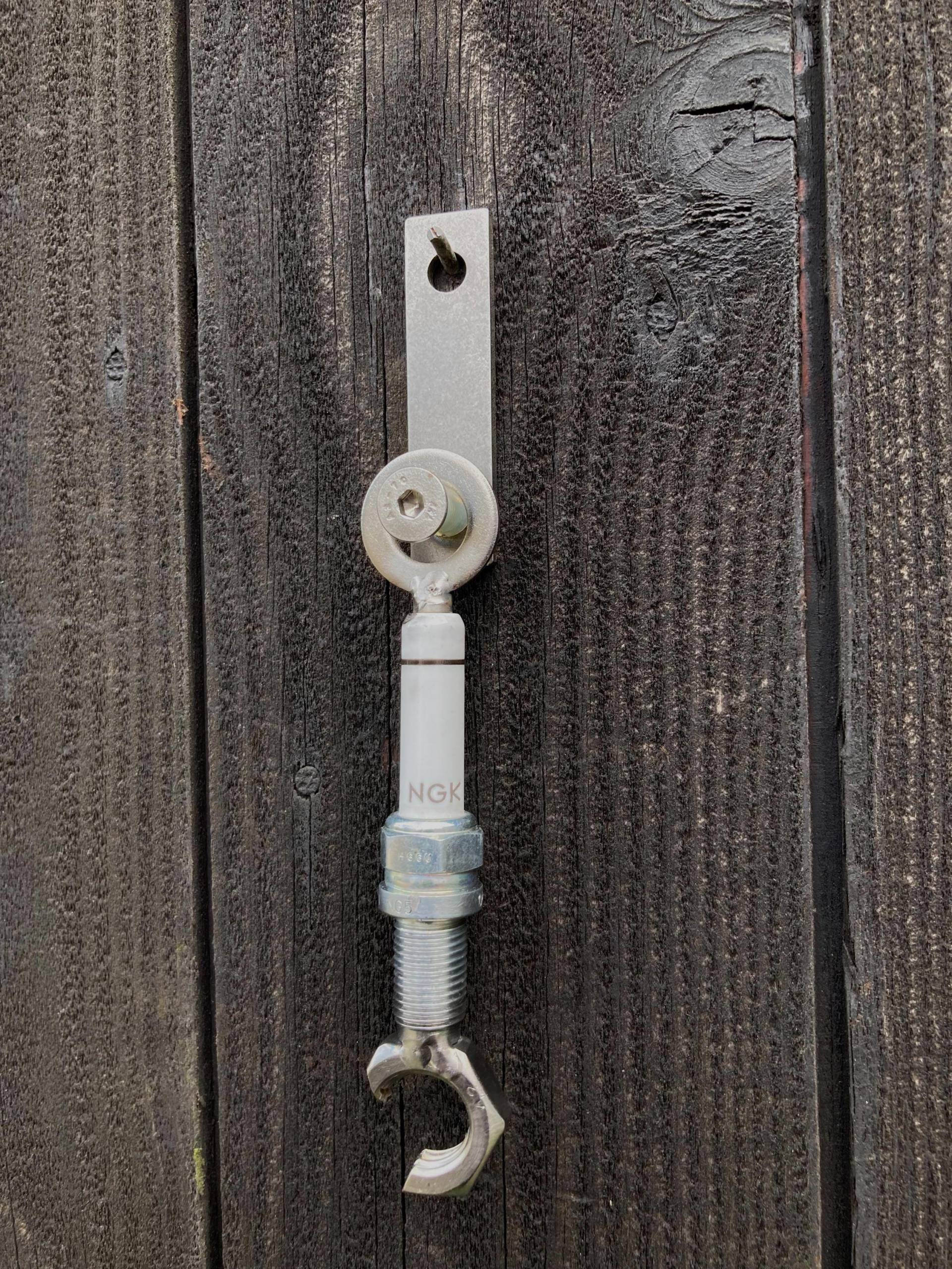 Zündkerze Flaschenöffner Mit Wandhaken Zündkerze Flaschenöffner Mit Wandhaken von KreativeMetallkunst