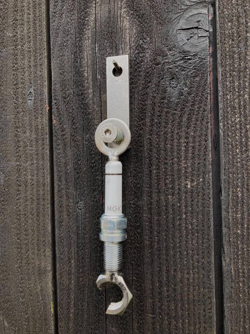 Zündkerze Flaschenöffner Mit Wandhaken Zündkerze Flaschenöffner Mit Wandhaken von KreativeMetallkunst
