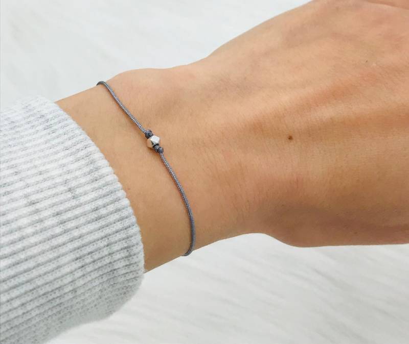 Filigranes Armband Makramee Hexagon Perle Mini Silberfarben Goldfarben Freundschaftsarmbänder Zartes Mehrere Farben Verfügbar von KreativePerlenStube