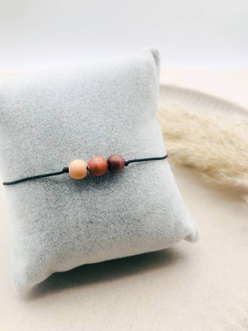 Filigranes Makramee Armband Mit Holzperlen von KreativePerlenStube