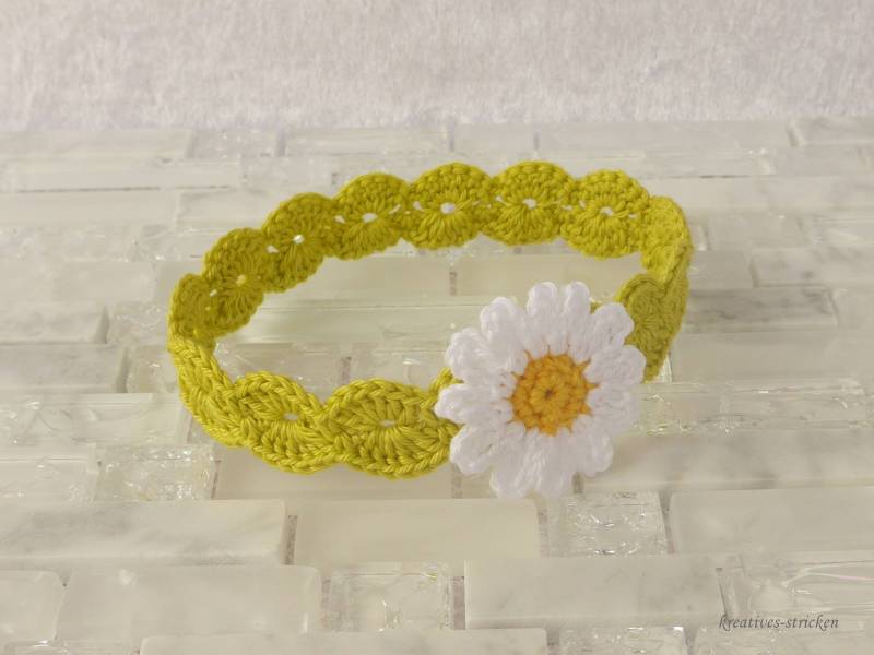 Gehäkeltes Babyhaarband Blume von KreativesStricken