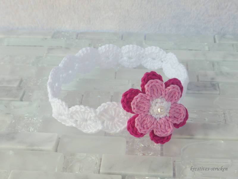 Gehäkeltes Babyhaarband Blume von KreativesStricken