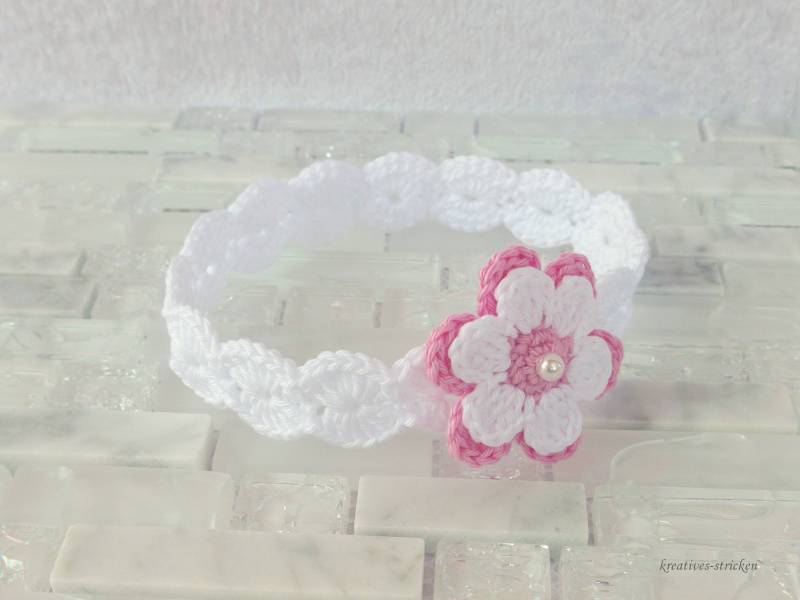 Gehäkeltes Babyhaarband Blume von KreativesStricken