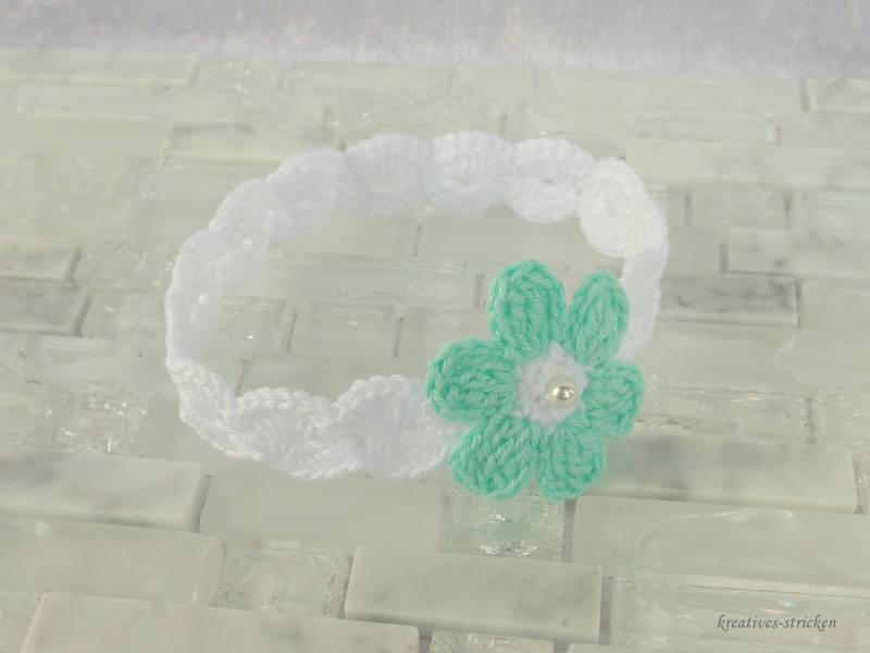 Gehäkeltes Babyhaarband Blume Gehäkeltes Babyhaarband Blume von KreativesStricken