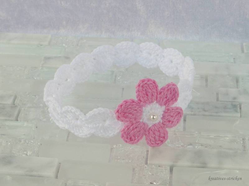 Gehäkeltes Babyhaarband Blume von KreativesStricken