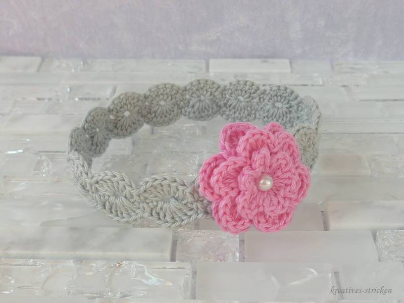 Gehäkeltes Babyhaarband Mit 3 D Blume Gehäkeltes Babyhaarband Mit 3 D Blume von KreativesStricken