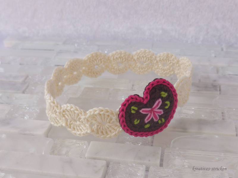 Gehäkeltes Babyhaarband Trachtenlook Gehäkeltes Babyhaarband Trachtenlook von KreativesStricken
