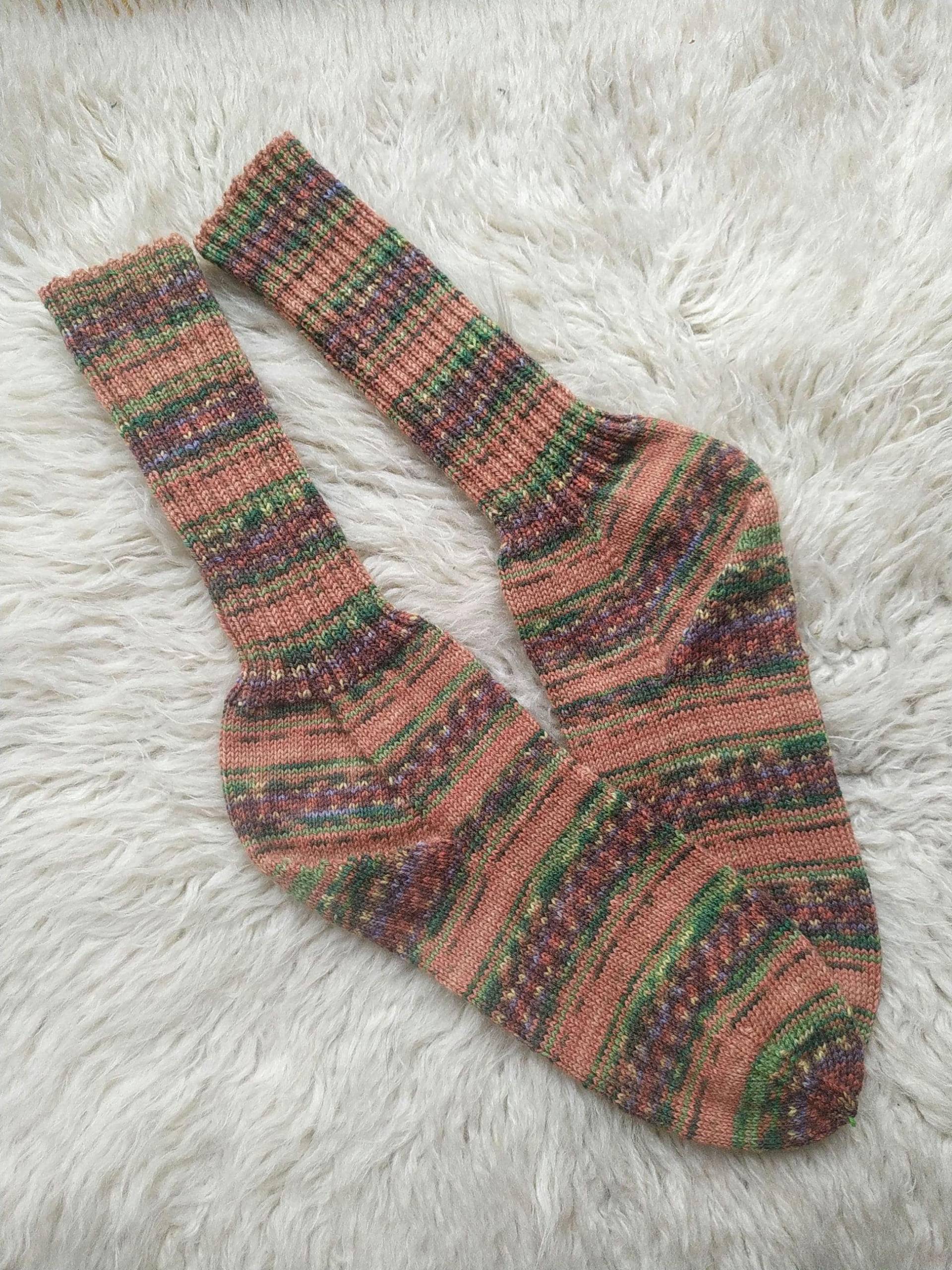 Handgestrickte Wollsocken Größe 44/45, Gute Spanweite Durch Fersenart, Fußlänge 29, 5 cm. 50 % Als Spende Für Ruanda Handgestrickte Wollsocken Größe 44/45, Gute Spanweite Durch Fersenart, Fußlänge 29, 5 cm. 50 % Als Spende Für Ruanda von KreativesVonHecky