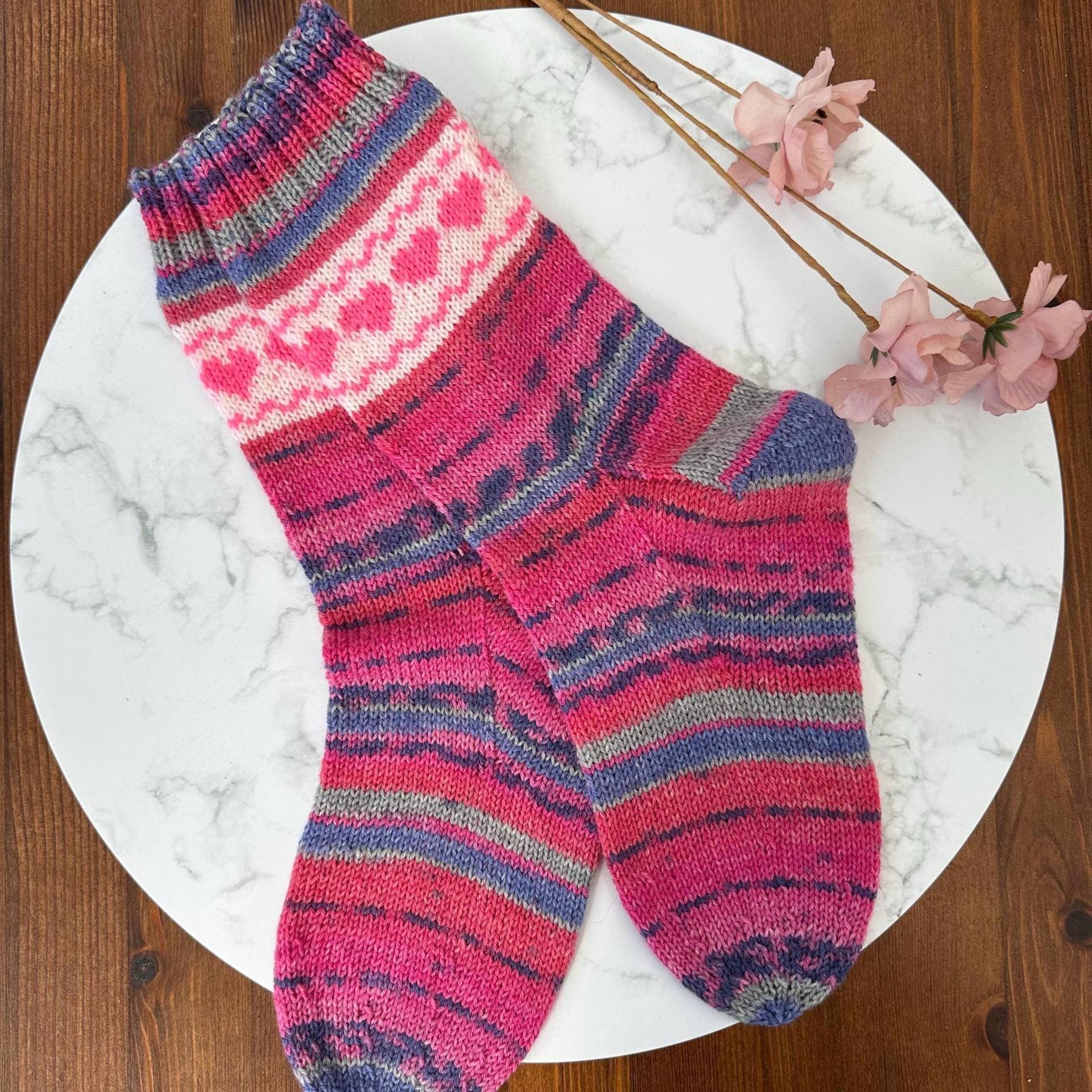 Handgestrickte Wollsocken in Größe 42-43, Pink, Herzen, Vierfach Sockenwolle Handgestrickte Wollsocken in Größe 42-43, Pink, Herzen, Vierfach Sockenwolle von KreativesW