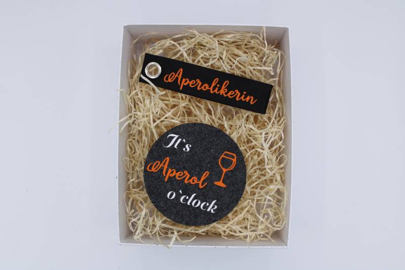 Geschenkset Aperol-Liebhaber, Schlüsselanhänger Und Untersetzer Mit Aperol Sprüchen, Anhänger Aperol, Geschenkidee Mädelsabend, Jga Geschenkset Aperol-Liebhaber, Schlüsselanhänger Und Untersetzer Mit Aperol Sprüchen, Anhänger Aperol, Geschenkidee Mädelsabend, Jga von KreativeschmiedeSB