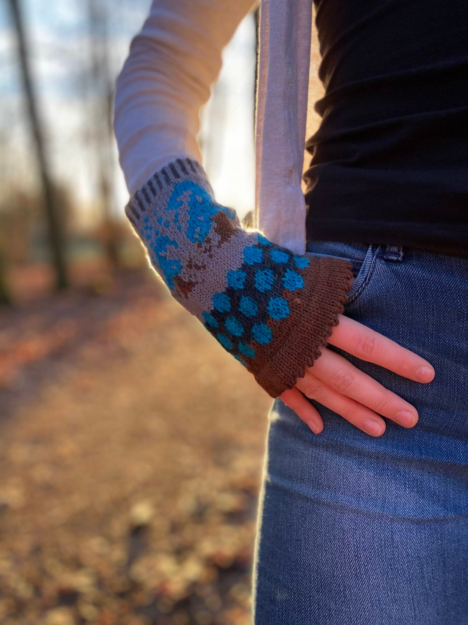 Armstulpen Handstulpen Fliegenpilz Und Punkte in Braun Grau Türkis Dunkelblau Fair Isle von Kreativgeschichten