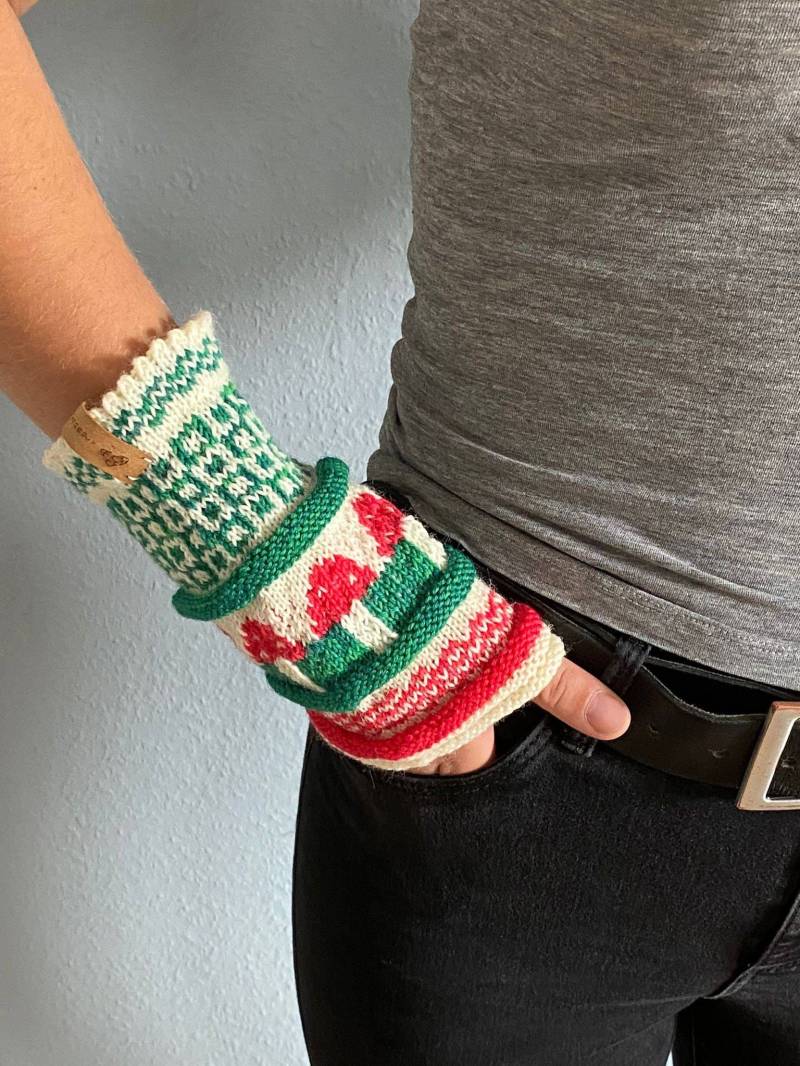 Armstulpen Handstulpen Pilze Auf Der Wiese in Weiß Grün Rot Fair Isle von Kreativgeschichten