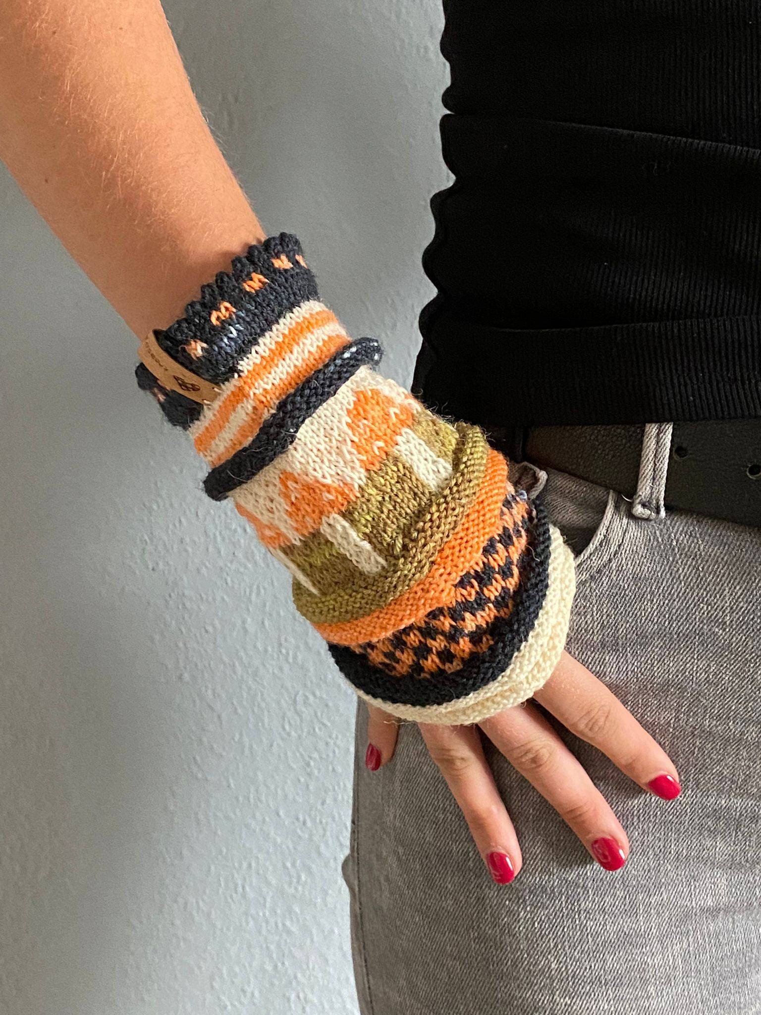 Armstulpen Handstulpen Pilze Auf Der Wiese in Weiß Grünbraun Orange Schwarz Fair Isle von Kreativgeschichten