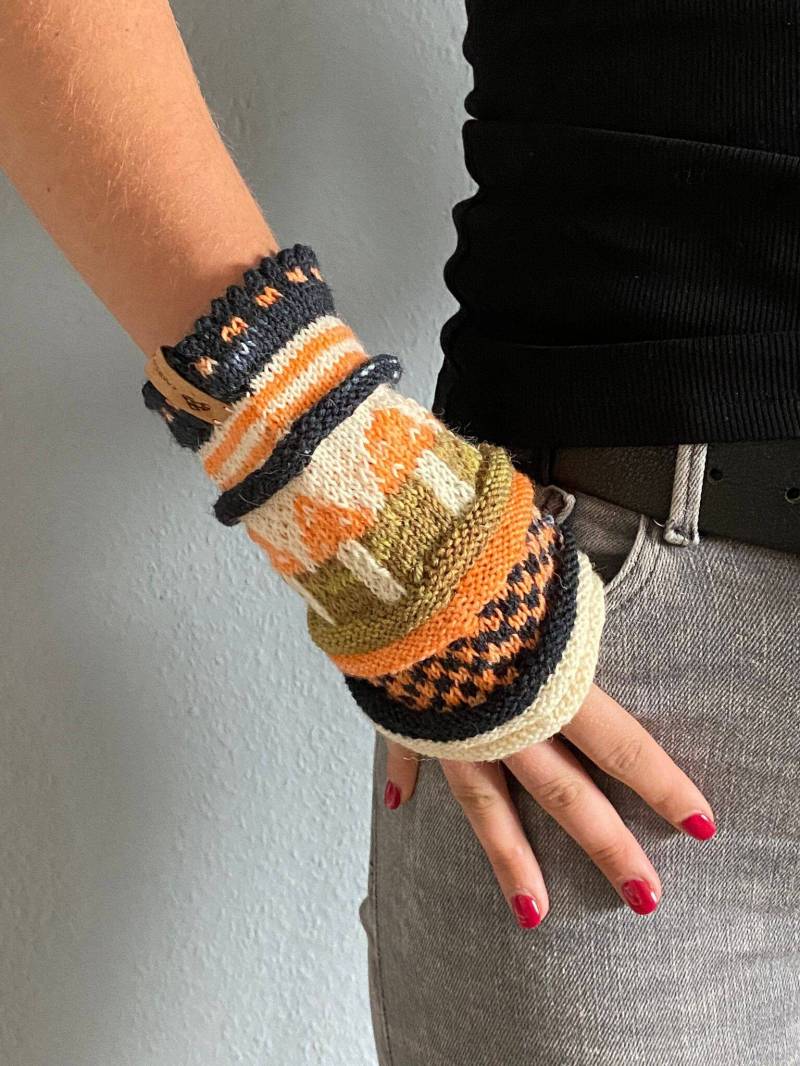 Armstulpen Handstulpen Pilze Auf Der Wiese in Weiß Grünbraun Orange Schwarz Fair Isle von Kreativgeschichten