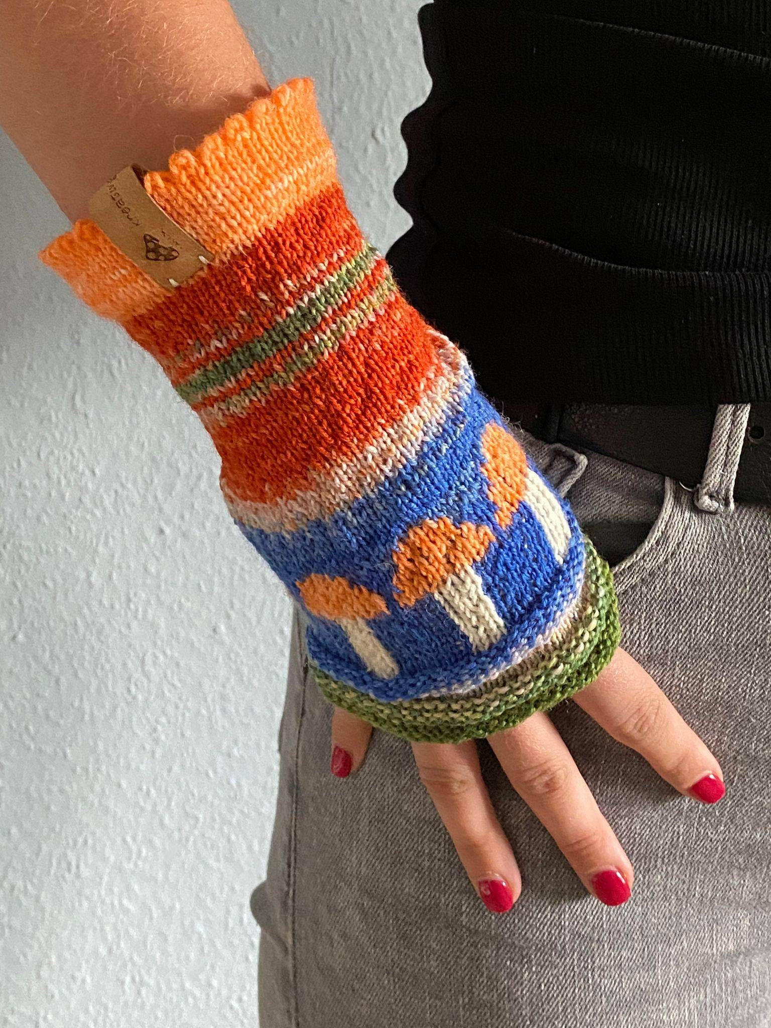 Armstulpen Handstulpen Pilze in Farben Farbverlauf Weiß Grün Rot Orange Blau Fair Isle von Kreativgeschichten