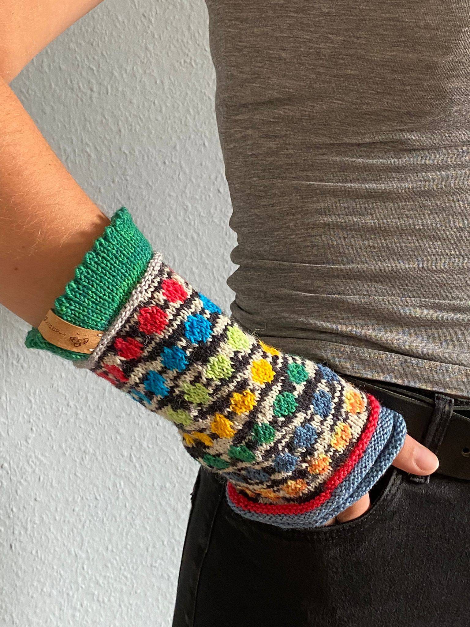 Armstulpen Handstulpen Punkte in Bunten Farben Auf Schwarzweißem Grund Fair Isle von Kreativgeschichten