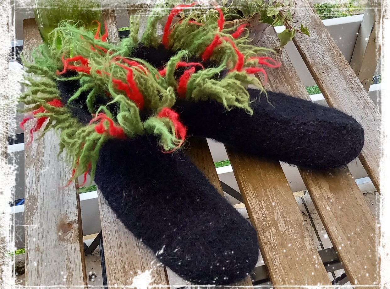 Filzpuschen Drachenblut Schwarz Grün Rot Gr. 43 von Kreativgeschichten