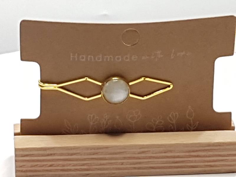 Elegante Designer Haarspange Mit Glänzend Weißem Cabochon - Sieht Gut Aus Und Hält Fest Im Haar von KreativhalleHannover