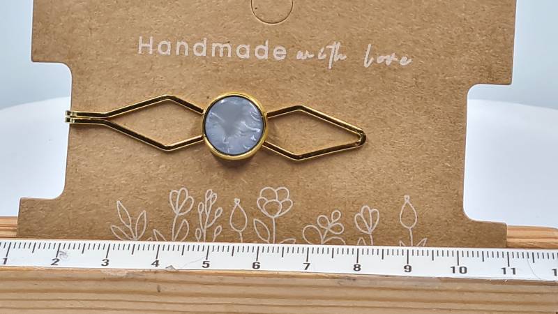 Elegante Designer Haarspange Mit Hellgrau Glänzenden Cabochon - Sieht Gut Aus Und Hält Fest Im Haar von KreativhalleHannover