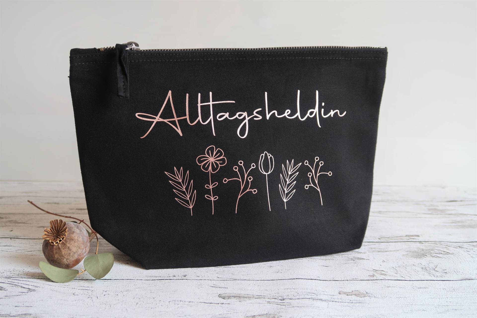 Kosmetiktasche Alltagsheldin, Kulturbeutel Mit Blumen, Geschenk Für Frauen, Schwarz M. Rosegold Oder Gold Kosmetiktasche Alltagsheldin, Kulturbeutel Mit Blumen, Geschenk Für Frauen, Schwarz M. Rosegold Oder Gold von Kreativiani