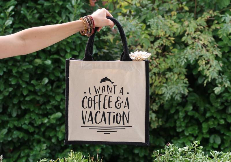 Shoppingtasche Jute, Juteshopper Mittel, Jutetasche Spruch, Handlettering, Natur/Schwarz, Coffee & Vacation von Kreativiani