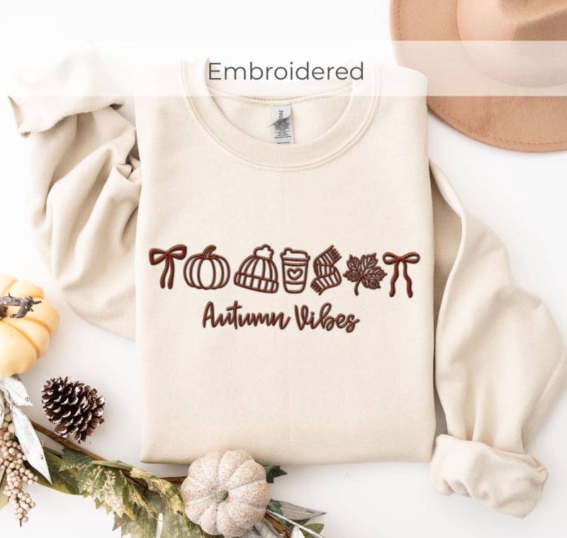 Bestickter Herbst Pullover - Cozy Autumn Vibes Sweatshirt Geschenk Für Frauen Stickerei Oversized Sweater Boho Style Weather von KreativkomplizenShop