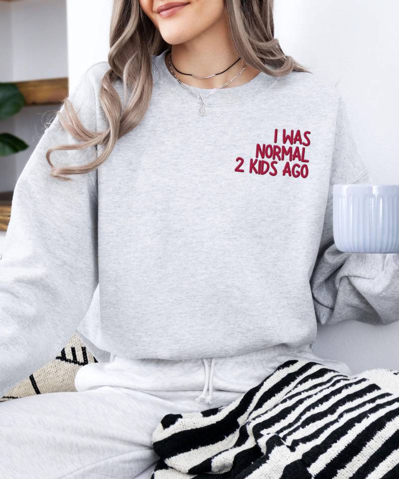 Besticktes Sweatshirt - I Was Normal 2 Kids Ago Lustiger Mama Pullover Geschenk Mom Life Premium Statement Sweater Unisex von KreativkomplizenShop