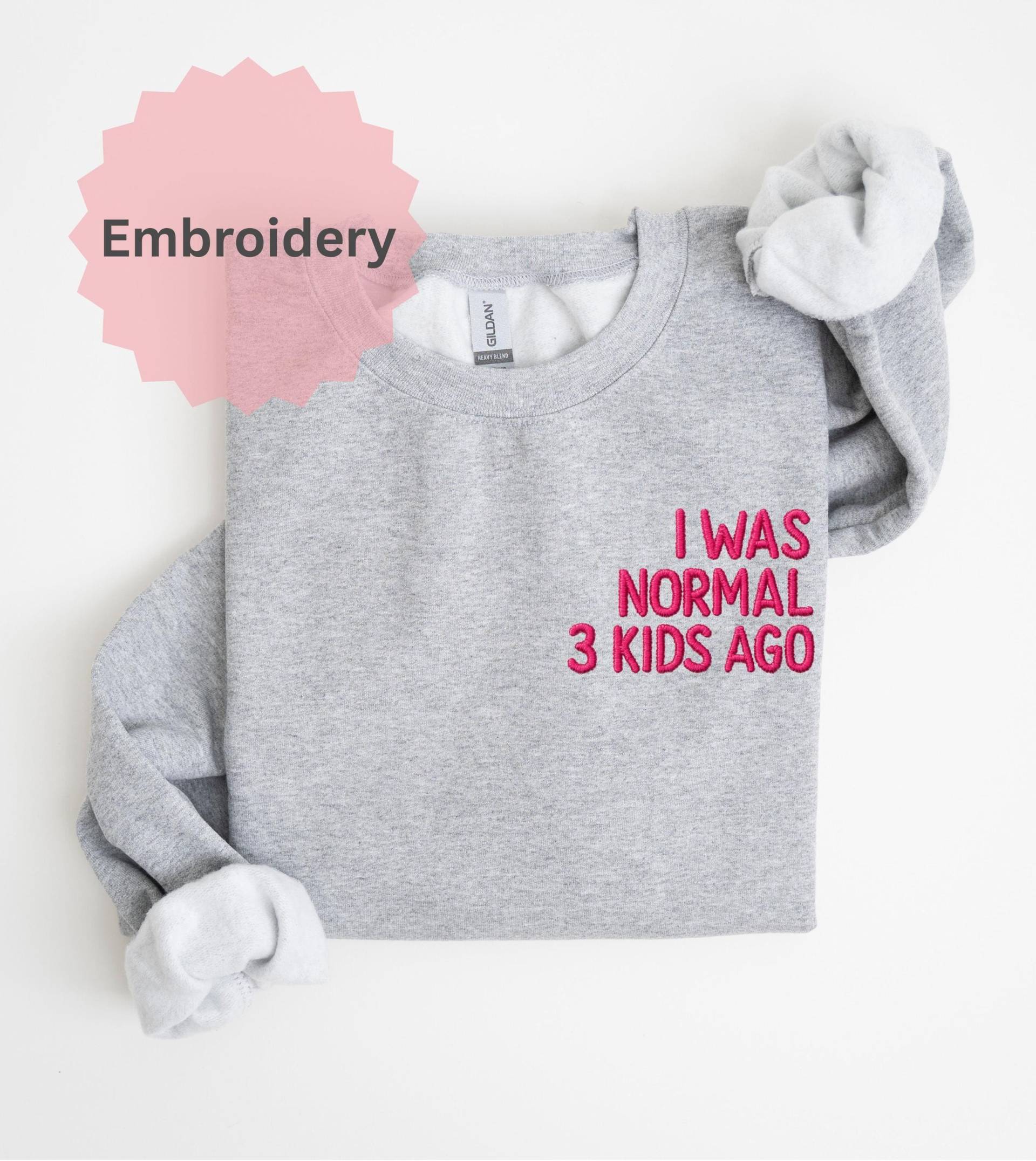 Besticktes Sweatshirt - I Was Normal 3 Kids Ago Lustiger Mama Pullover Geschenk Mom Life Premium Statement Sweater Unisex von KreativkomplizenShop