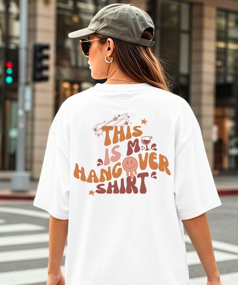 Retro Backprint Shirt Damen Herren | Hangover T-Shirt Mit Smiley Frontprint Lustiges Festival Streetwear Geschenk von KreativkomplizenShop