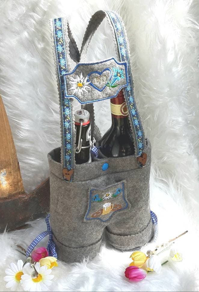 Biertragetasche Lederhose Als Geschenk, Vatertagsgeschenk Für Den Mann Oder Zum Jubiläum Ausreichend Zwei Bierflaschen. Personalisierbar Biertragetasche Lederhose Als Geschenk, Vatertagsgeschenk Für Den Mann Oder Zum Jubiläum Ausreichend Zwei Bierflaschen. Personalisierbar von KreativlaedchenShop