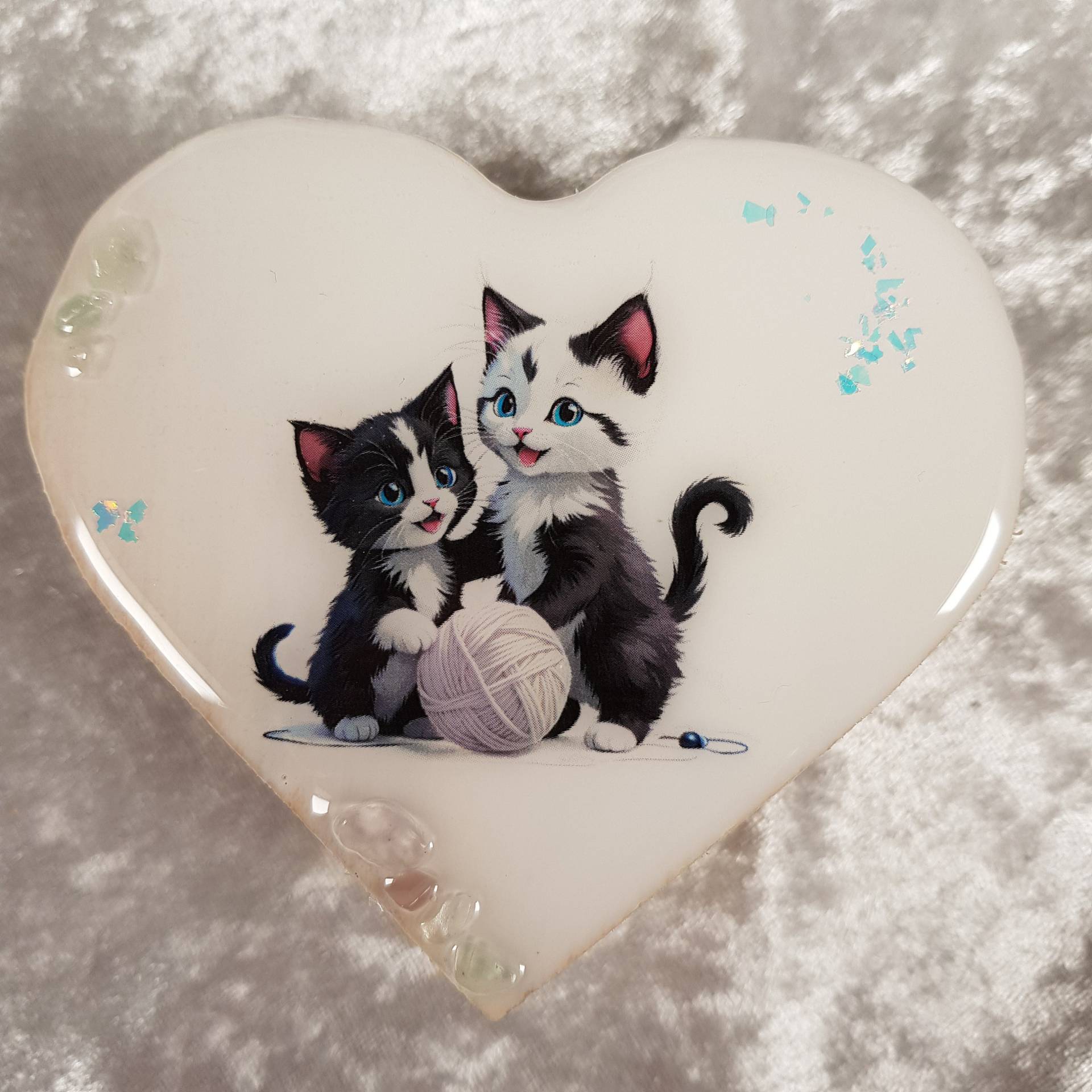 Dekorative Herzförmige Schmuckschatulle Mit Kätzchen - Ideal Für Die Aufbewahrung Von Schmuck, Erinnerungen Oder Kleinen Gegenständen Dekorative Herzförmige Schmuckschatulle Mit Kätzchen - Ideal Für Die Aufbewahrung Von Schmuck, Erinnerungen Oder Kleinen Gegenständen von Kreativmeile