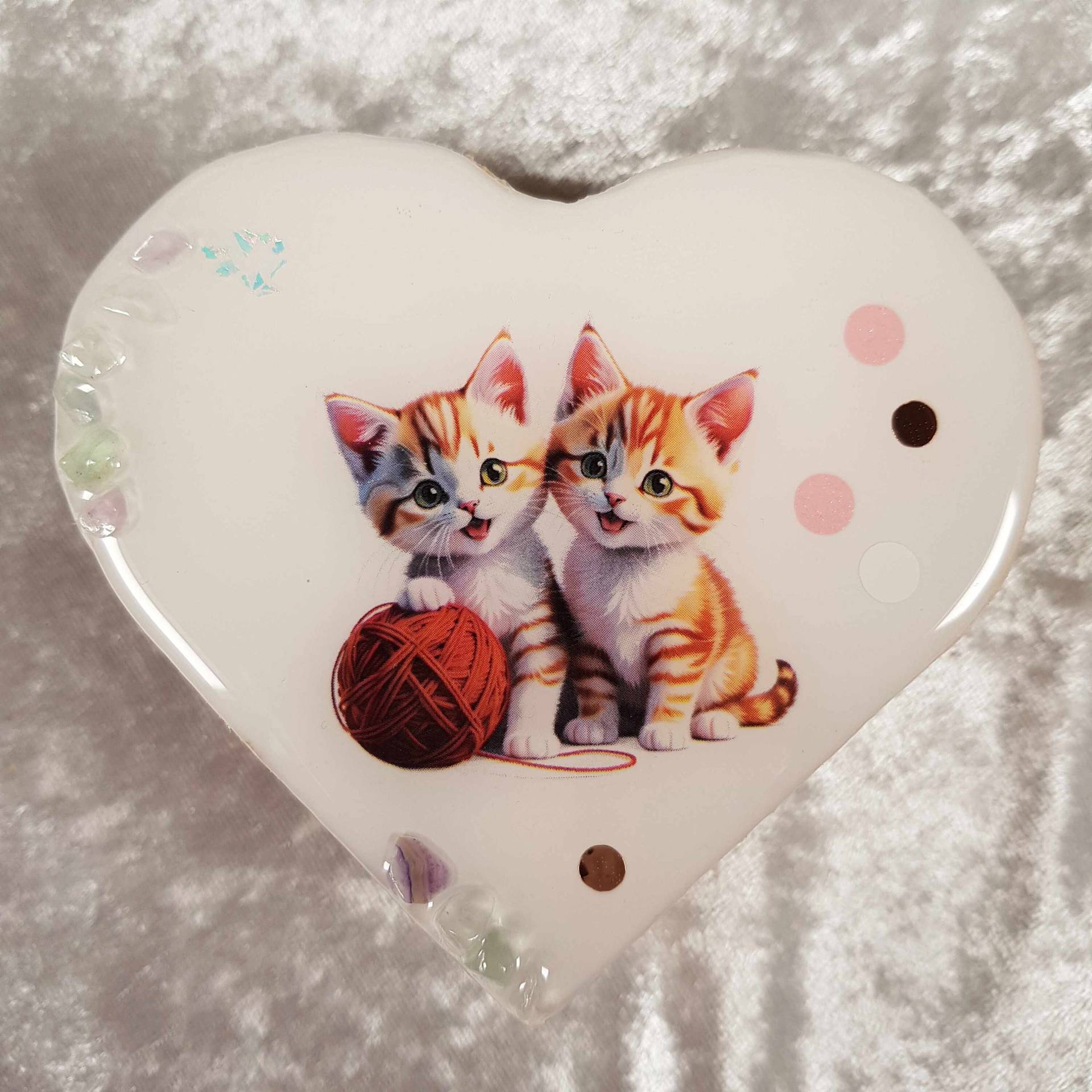 Herzförmige Schmuckschatulle Mit Kätzchen - Ideal Für Die Aufbewahrung Von Schmuck, Erinnerungen Oder Kleinen Gegenständen Herzförmige Schmuckschatulle Mit Kätzchen - Ideal Für Die Aufbewahrung Von Schmuck, Erinnerungen Oder Kleinen Gegenständen von Kreativmeile