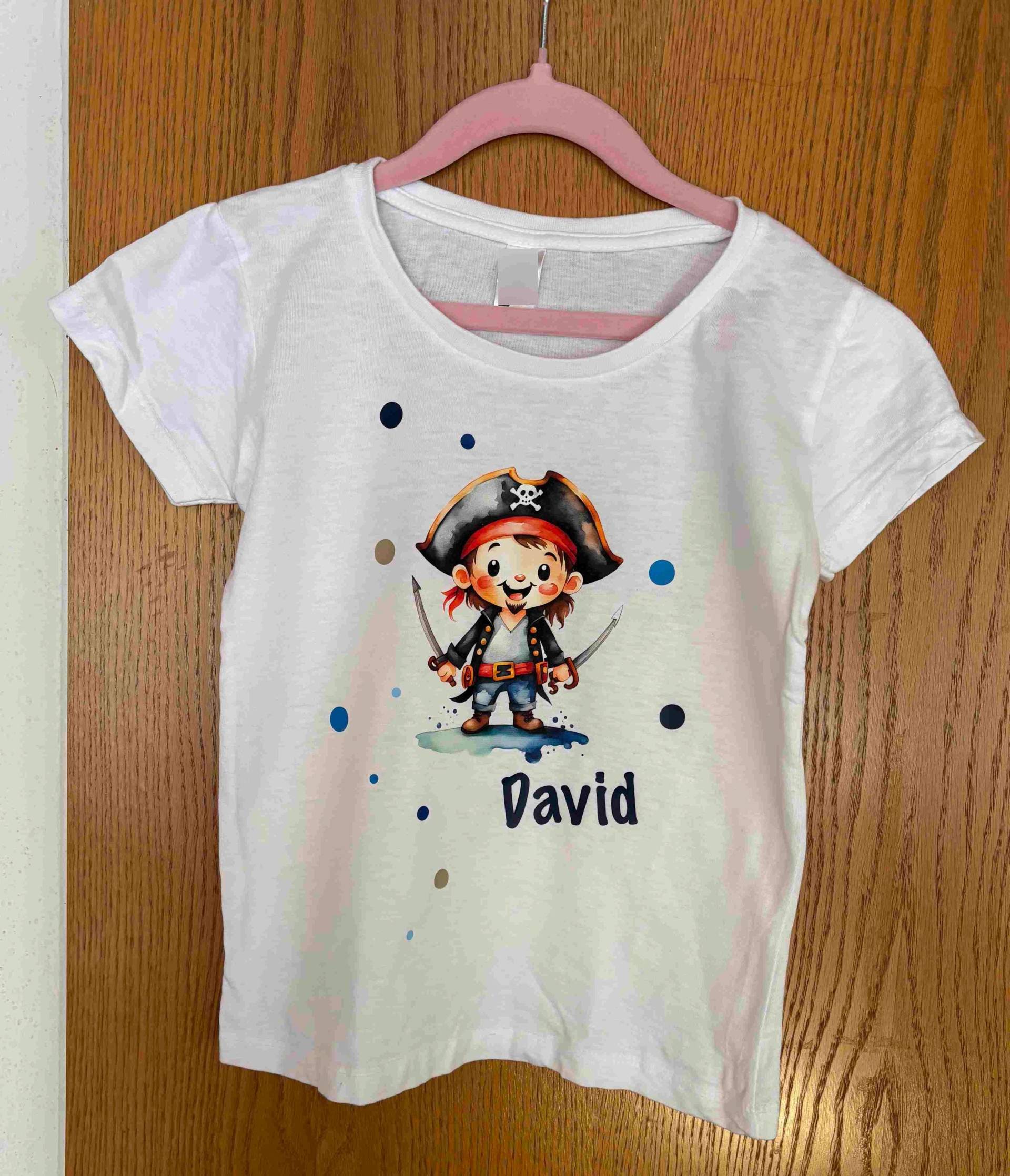 Kinder Piraten Shirt Personalisiert | T-Shirt Mit Name Geschenk Zum Geburtstag von Kreativmeile